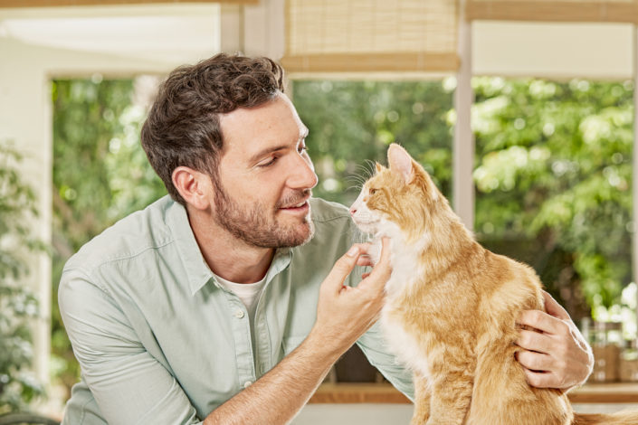 David Mora actor junto a gato para Affinity